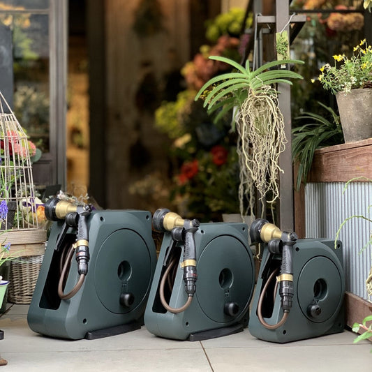 植物のある庭先に並ぶおしゃれなコンパクトガーデンリール｜デザイン性の高いかっこいいホースリール