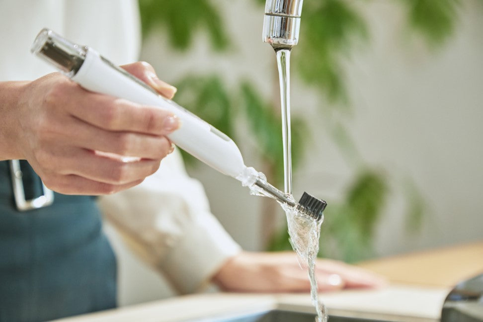 ソラデー歯ブラシを水で洗い流す様子｜水だけで磨ける電子発生の歯ブラシ