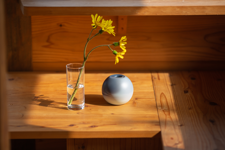 木のテーブルに飾ったTIME VASE