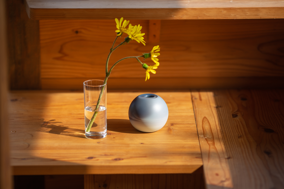 木のテーブルに飾ったTIME VASE
